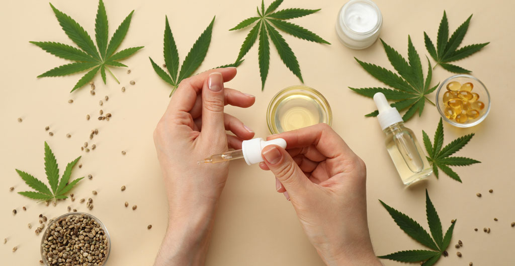 Main de femme appliquant délicatement une crème cosmétique sur l'avant-bras, geste doux, texture de peau naturelle visible