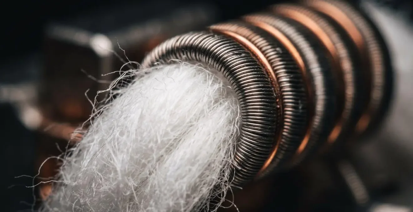 Gros plan macro sur résistance de cigarette électronique pour CBD montrant le coton et les coils