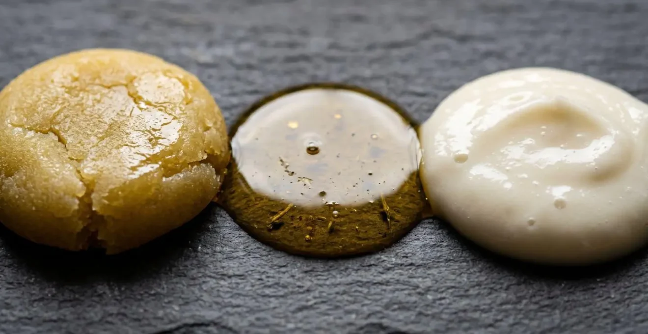 Gros plan macro sur les textures contrastées de trois galéniques CBD - baume cire, huile fluide, crème onctueuse